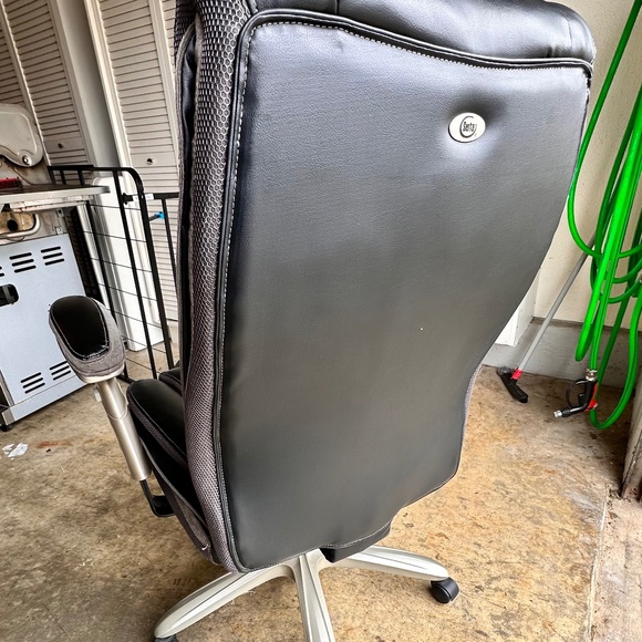 Serta Smart Layers Big and Tall Chair(Delivery and Pick Up in the Bay Area only) - Picture 4 of 6